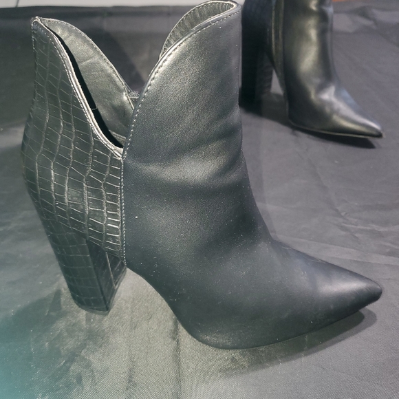 These are Qupid brand shoes. Size 8 - Picture 6 of 8